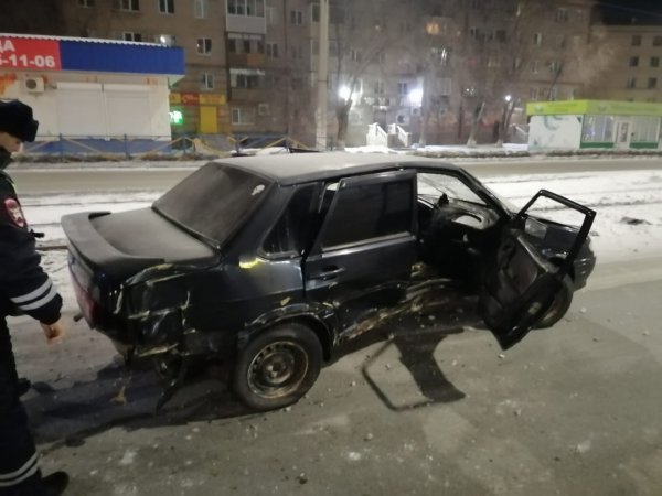 В Новотроицке водитель ВАЗа въехал в электроопору, после чего протаранил ограждение