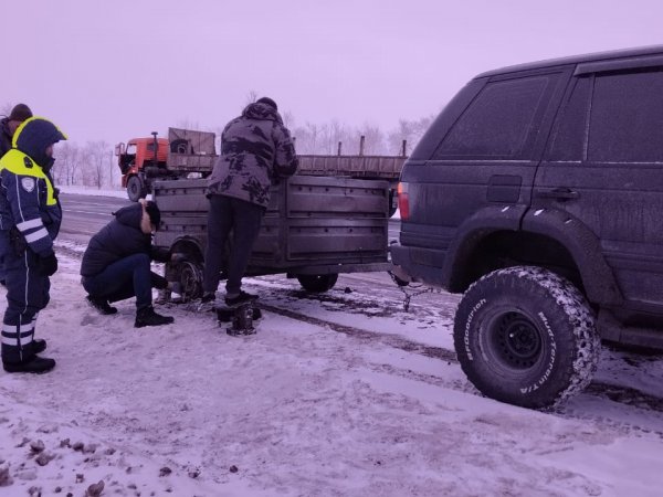 В Октябрьском районе инспекторы ДПС помогли водителю
