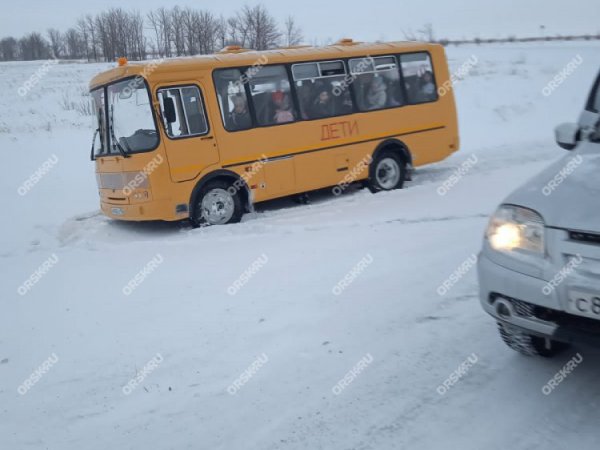 В Новоорском районе в кювет съехал школьный автобус