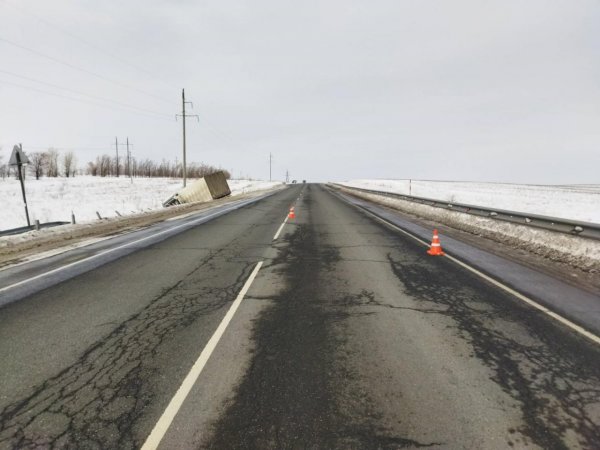 В Сорочинском городском округе большегруз упал на бок