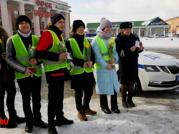 Сотрудники ГИБДД из Орска подарили цветы дамам за рулем