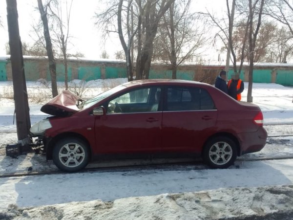 На улице Заводской в Новотроицке «Ниссан» въехал в электромотору
