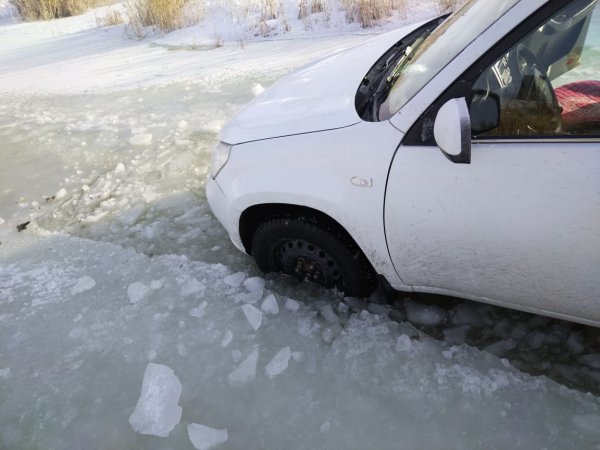 Сотрудники ДПС Домбаровского района помогли водителю, чья машина застряла на берегу реки