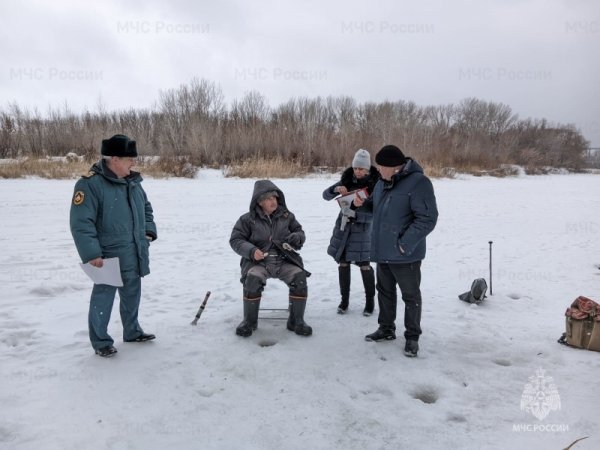 Оренбургским рыбакам советуют завершить зимний сезон