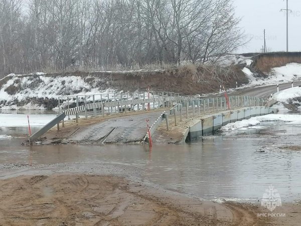 В Соль-Илецком ГО из-за паводка закрыли понтонный мост через реку Илек