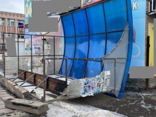 Ветер уронил остановку в Кувандыке