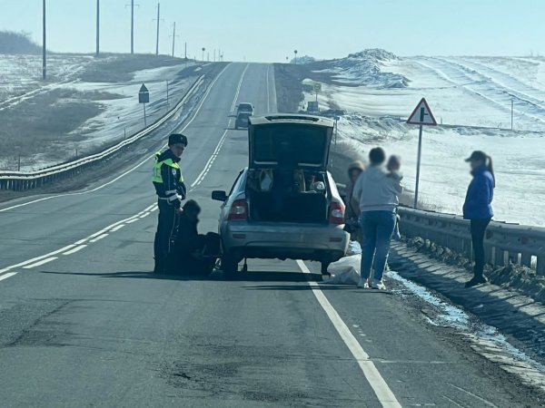 Сотрудник ГИБДД помог автолюбителю на трассе Орск-Оренбург