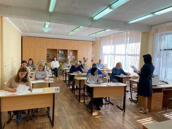 Родители оренбургских выпускников сдали ЕГЭ по русскому языку