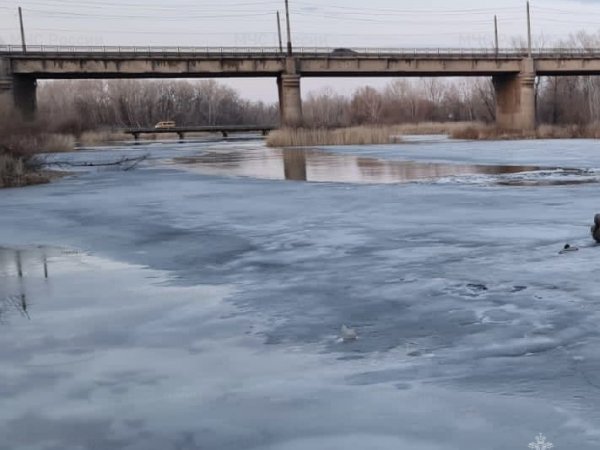 На реке Урал в Орске двое рыбаков провалилась под лёд. Один погиб, другого унесло течением