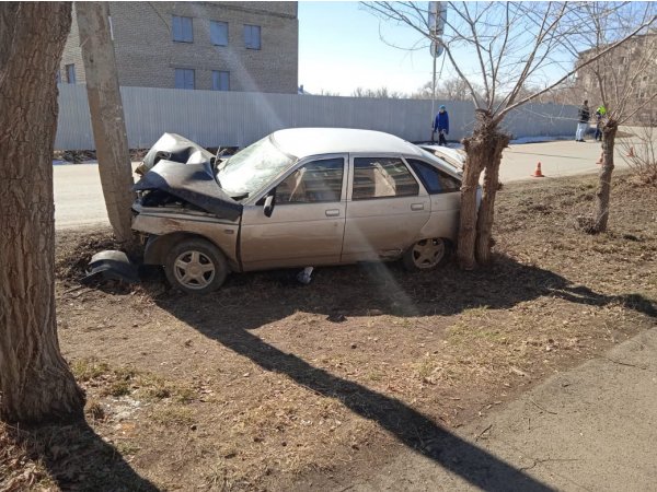 В Новоорском районе ВАЗ врезался в столб
