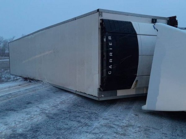 В Переволоцком районе фура свалилась на бок