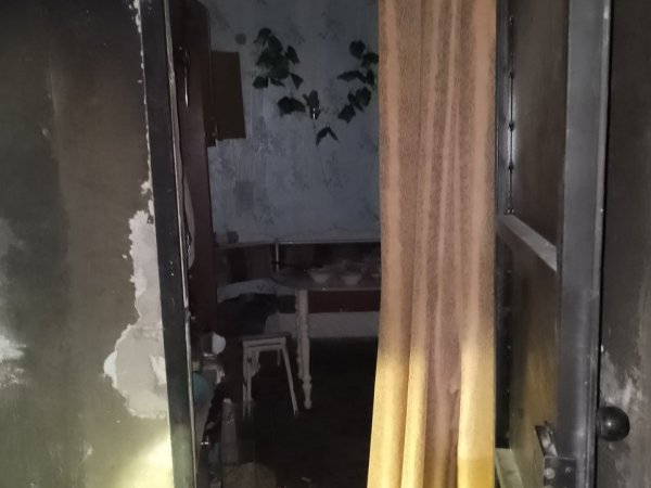В Орске из горящей многоэтажки спасли женщину