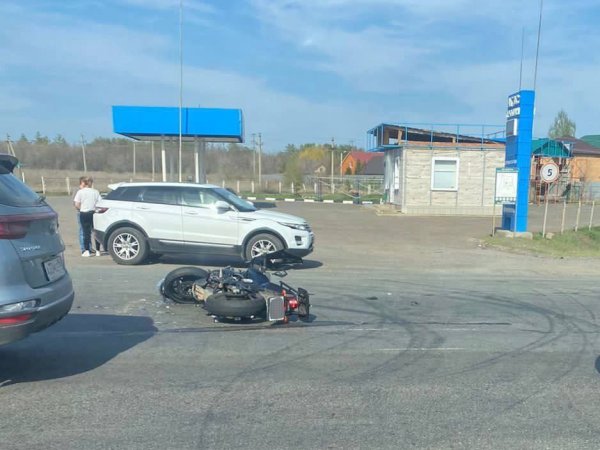 На Загородном шоссе автоледи сбила мотоциклиста