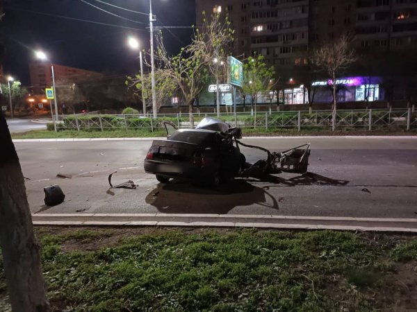 «ВАЗ-21102» врезался в столб: ночное ДТП на улице Чкалова Оренбурга