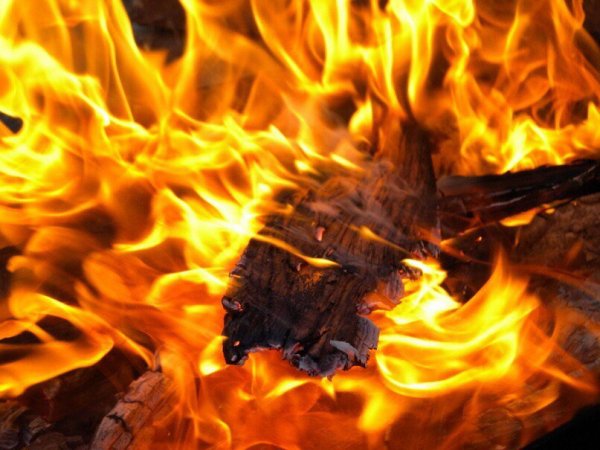 На улице Юркина в Оренбурге загорелся дом