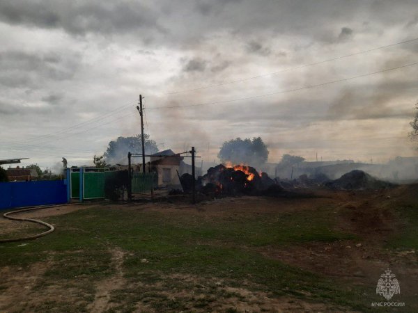 В поселке в Илекском районе тушат серьезный пожар