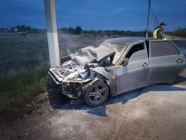 На объездной в Орске «Лада Приора» столкнулась с ПАЗом и въехала в электроопору