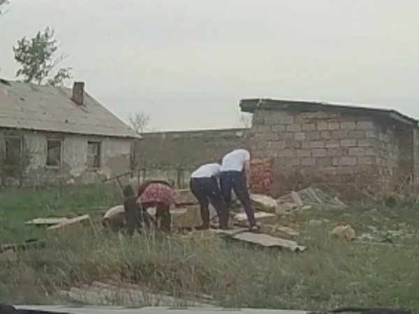 В Домбаровском районе на подростка обрушилась стена