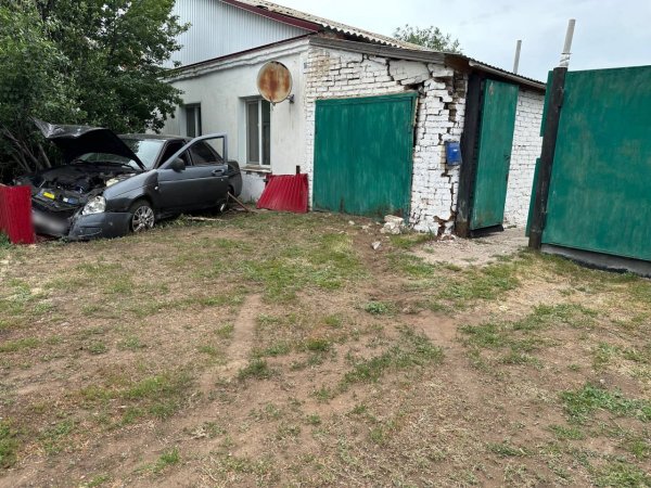 В Тоцком районе «Лада Приора» улетела с дороги и врезалась в дом