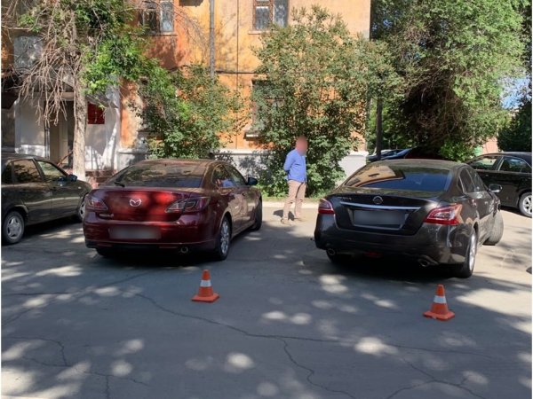 В Новотроицке велосипедист въехал в припаркованный автомобиль и сбежал