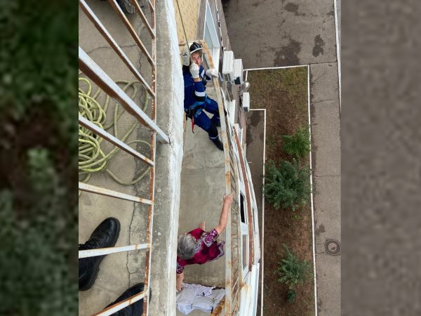 На ул. Краснознаменной пенсионерка оказалась заперта на балконе