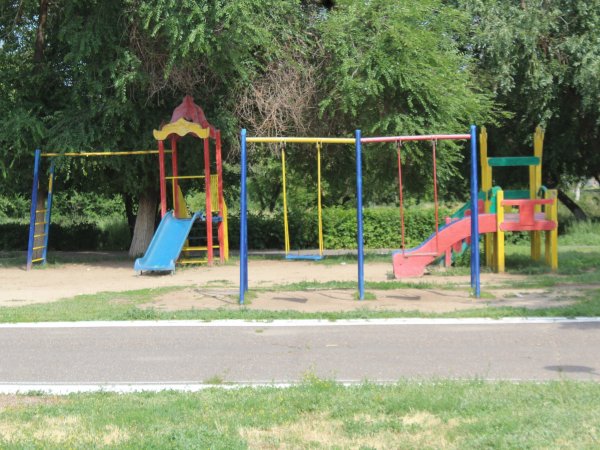 В Гае 7-летняя девочка упала с турника и сломала позвоночник