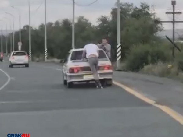 Новотройчанина наказали за то, что разрешил другу прокатится, держась за спойлер авто