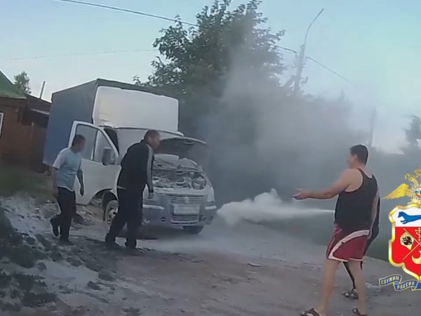 Больше 10 огнетушителей понадобилось полицейским, чтобы потушить горящий автомобиль