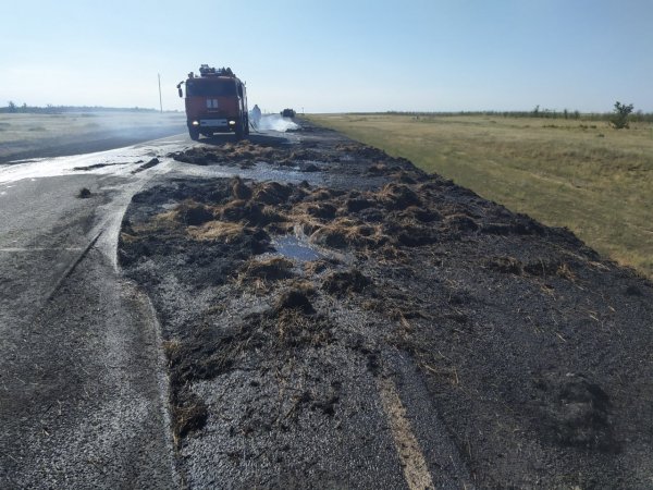 Пожар в Домбаровской районе: в тракторном прицепе загорелось сено