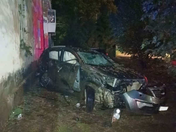 В Бугуруслане иномарка въехала в дом. Погиб человек