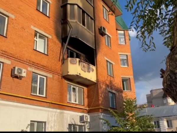 В Оренбурге из горящей квартиры спасли мужчину