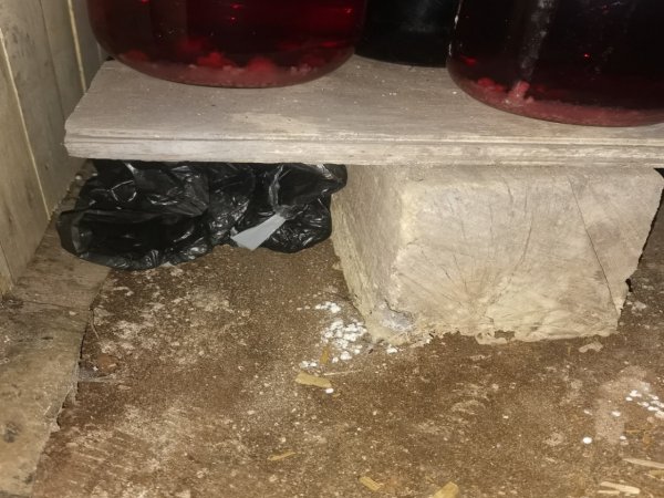 В погребе жителя Шарлыкского района нашли пакет с коноплёй