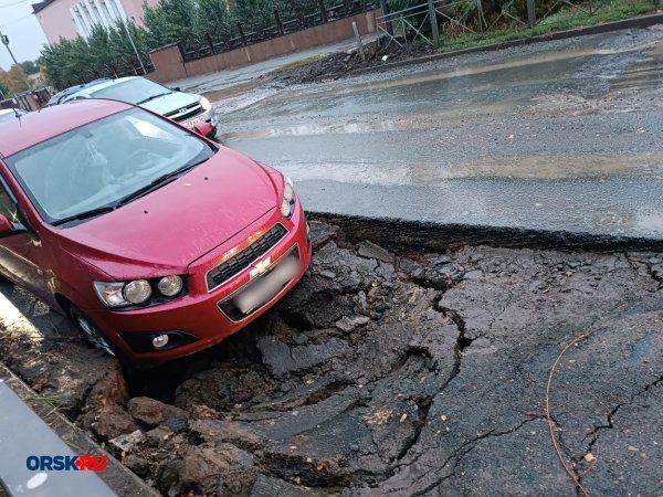 В Орске под автомобилем провалился асфальт