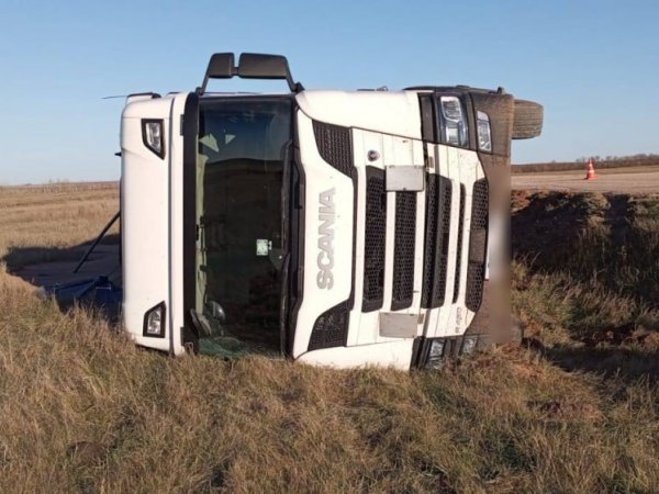 В Пономаревском районе перевернулся большегруз «Скания»