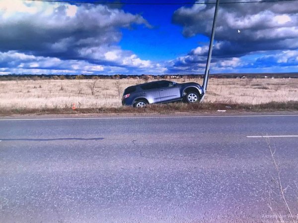 На Загородном шоссе в Оренбурге автомобиль «Шевроле Трейлблейзер» въехал в столб
