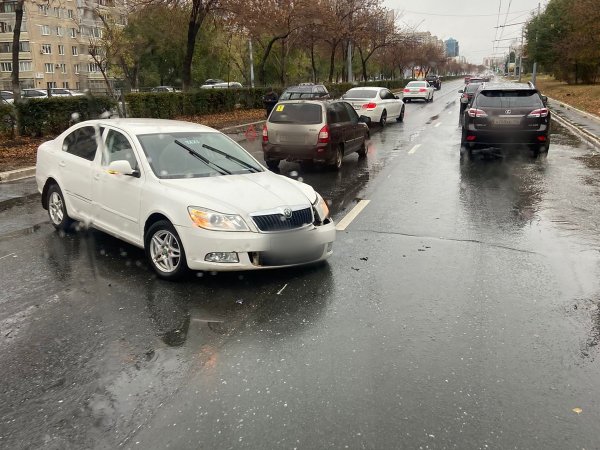 В Оренбурге на улице Чкалова произошло тройное ДТП