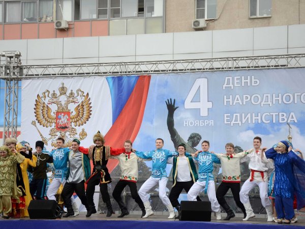 В Оренбурге на площади «Атриум» собралось более 2,5 тысяч горожан