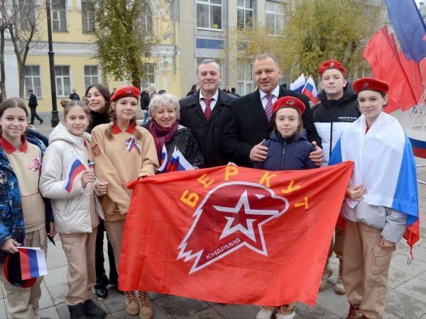 Паслер и Салмин поздравили оренбуржцев с государственным праздником
