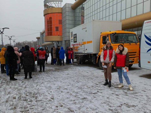 В Оренбурге жителям города делали флюорографию возле торгового центра