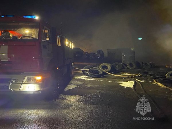 В Новотроицке потушили склад автомобильных шин