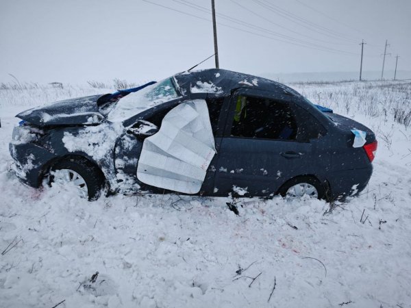На автодороге Бугуруслан-Уральск перевернулась «Лада Гранта»