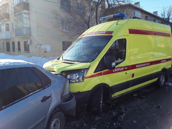 В Оренбурге автомобиль скорой помощи стал участником тройного ДТП