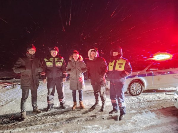 На дороге Ясный-Акжарское полицейские спасли людей из снежного плена