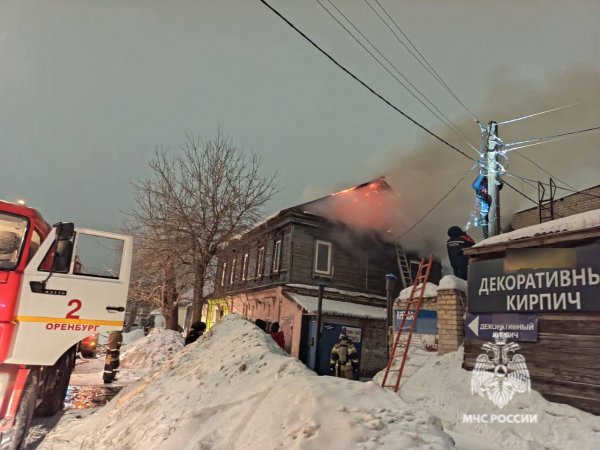 22 человека тушили пожар на ул. Лукиана Попова в Оренбурге