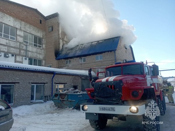 В Бузулуке потушили мебельный цех