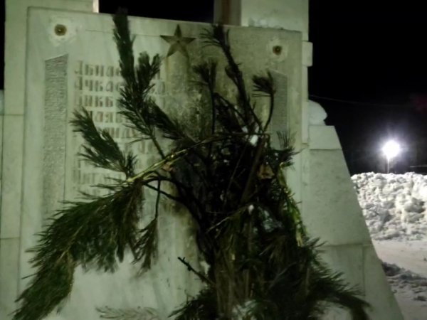 В Кувандыке ищут неизвестных, которые подожгли венок на мемориальном комплексе