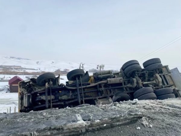 В районе посёлка Репино перевернулся самосвал. Водитель погиб