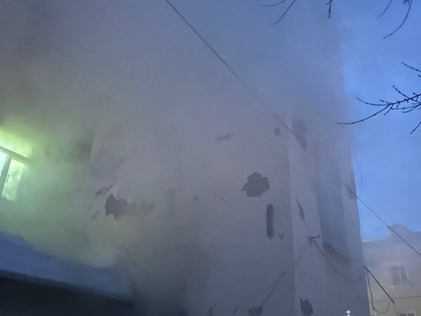 При пожаре в трехэтажке на Пролетарской в Оренбурге спасли шесть человек