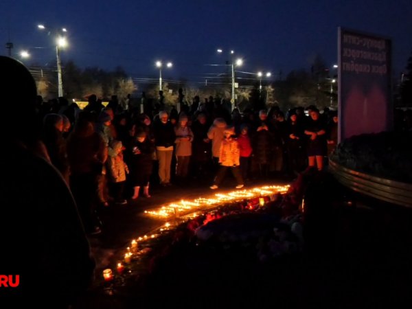 В Орске жители города зажгли сотни свечей в память о погибших в теракте