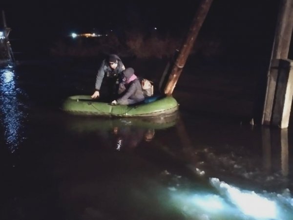 Сотрудники МЧС помогают жителям Беляевского и Домбаровского районов, попавших в зону подтопления